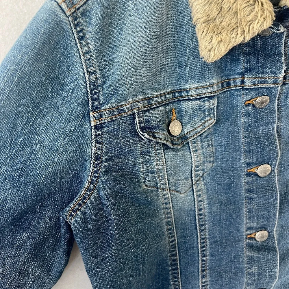Levi's Women's M Denim Trucker Jacket Blue Button Sherpa Fur Trim 90s‎ Y2k